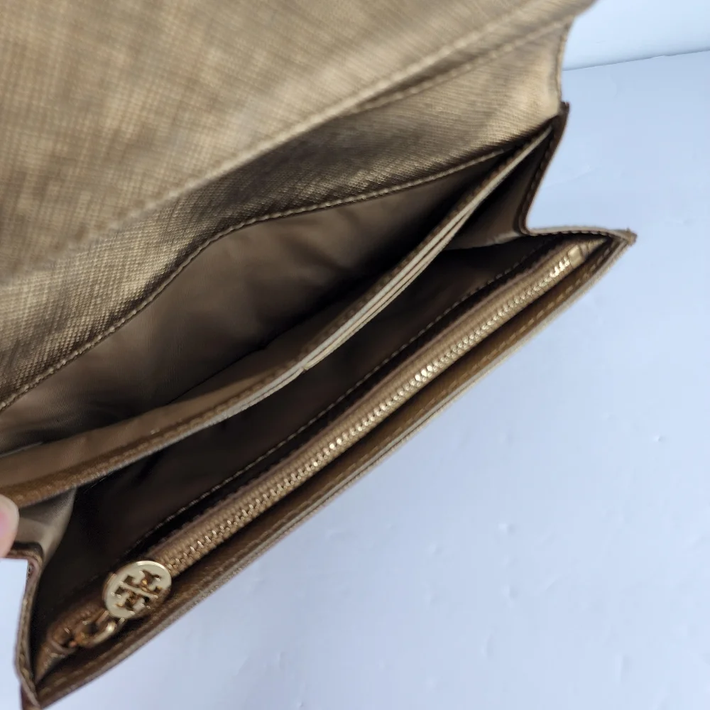 TORY BURCH Robinson Envelope Continental. Gold.